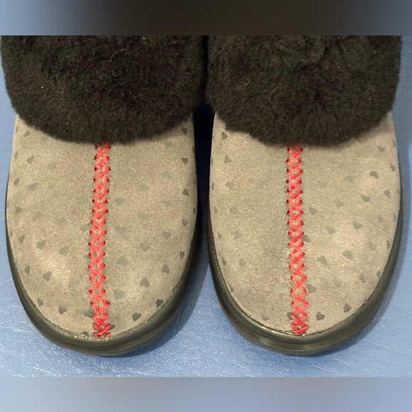 NWOT UGG Pure women’s gray suede hearts & red stitching/black wool shoes, Size 7 - Picture 15 of 16